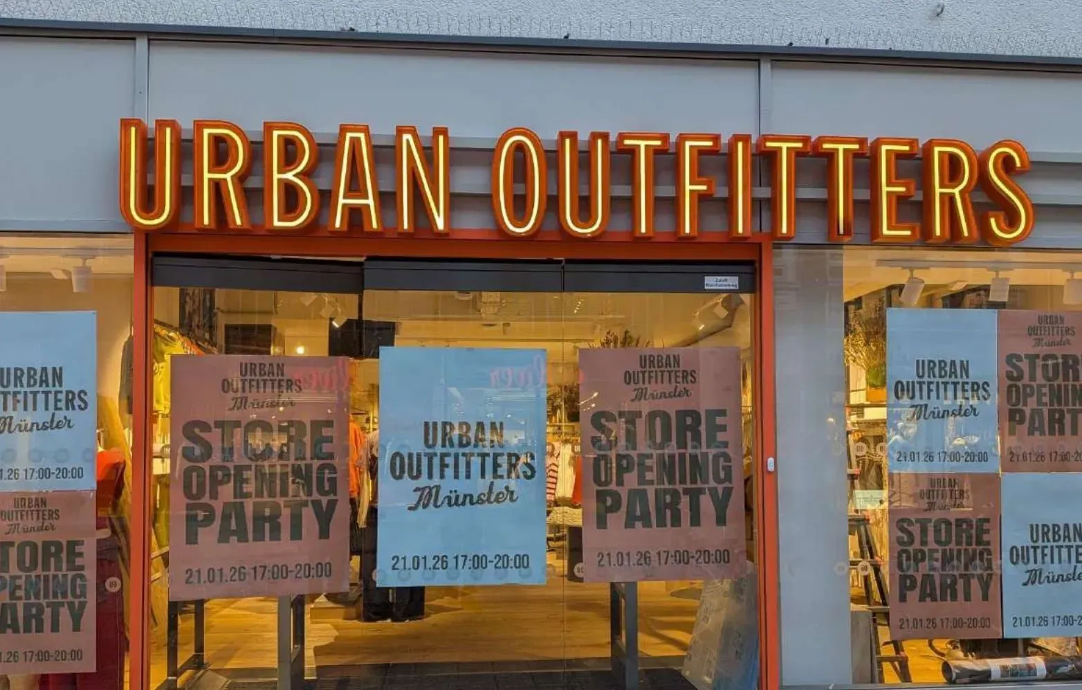 Urban Outfitters, Münster: Shopfront at opening