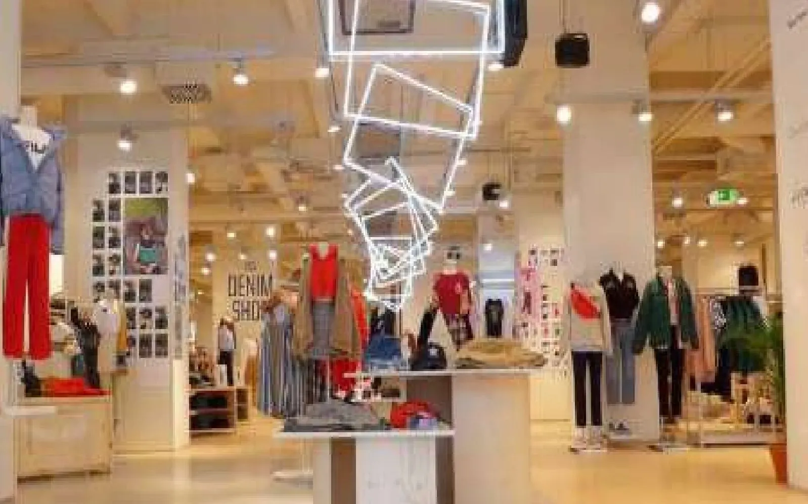 Urban Outfitters, Vienna: Suspended lighting feature